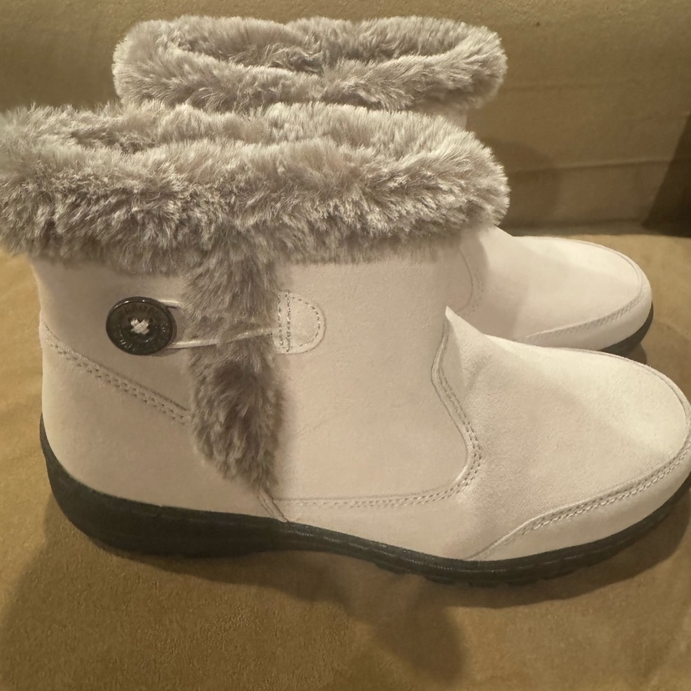 New Khombu Women's Cream w/ Gray Faux Fur Winter Boots. Foam insole,zipper. New